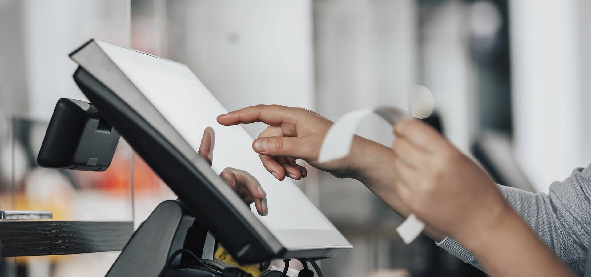 Empleado rellenando un ticket de venta en un ordenador