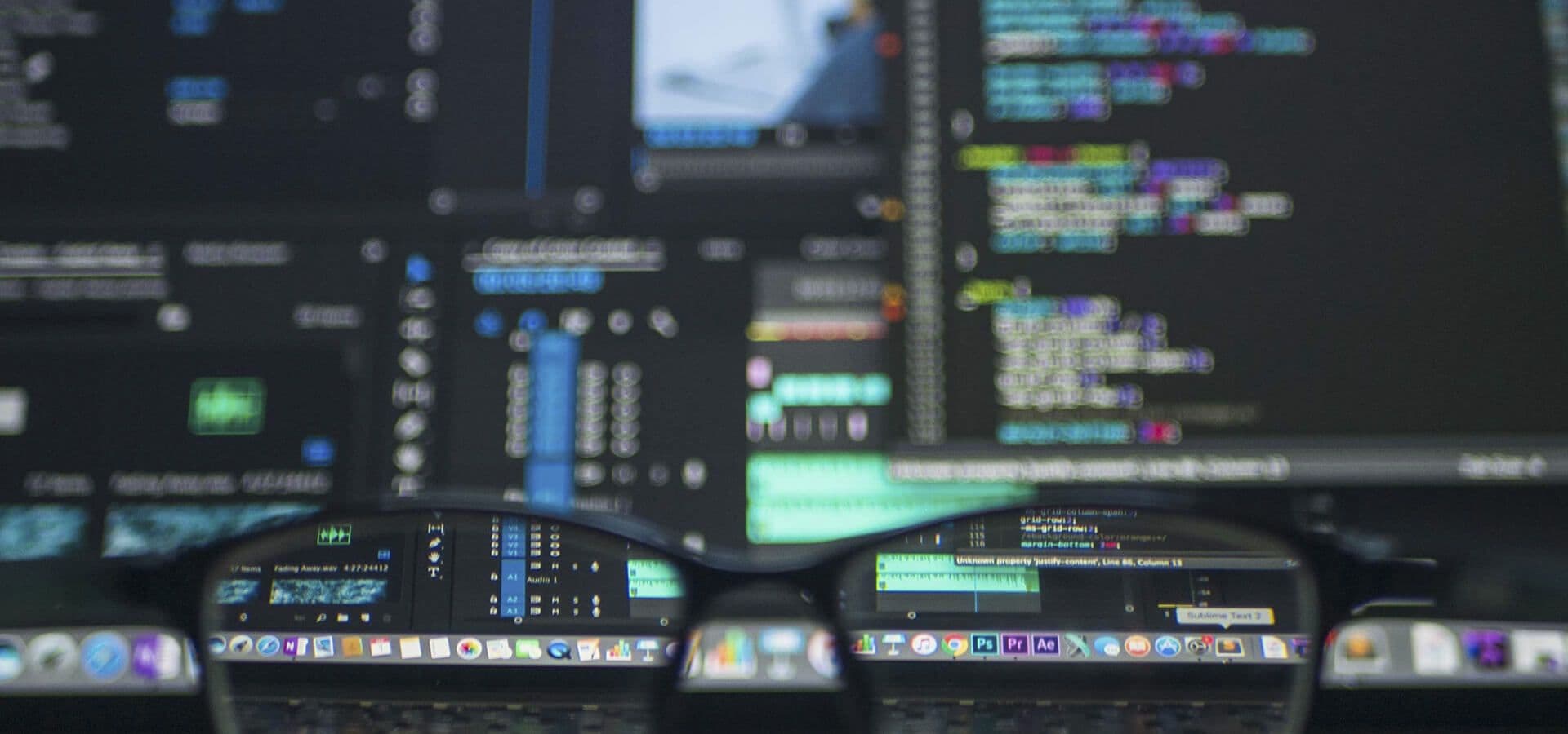 Varios ordenadores con datos contables y financieros